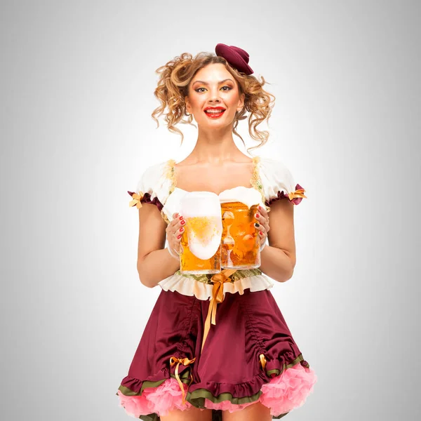 Bella Cameriera Oktoberfest Indossa Abito Tradizionale Bavarese Dirndl Tenendo Tazze — Foto Stock