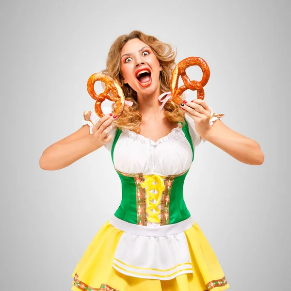 Hermosa Mujer Oktoberfest Usando Vestido Bávaro Tradicional Dirndl Celebración Pretzels —  Fotos de Stock