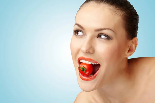 Retrato Creativo Una Hermosa Chica Sosteniendo Tomate Cereza Sexualmente Sus — Foto de Stock