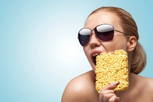 Una Foto Hermosa Chica Mordiendo Barra Fideos Cocina Rápida —  Fotos de Stock