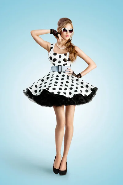 レトロ水玉ドレスとサングラスを身に着けて美しいピンナップ ガールのビンテージ写真 — ストック写真