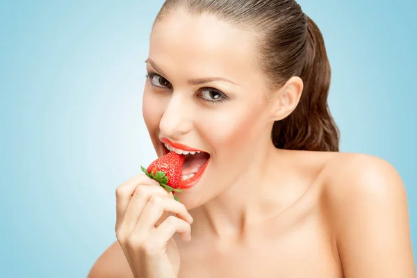 Retrato Creativo Una Hermosa Chica Mordiendo Una Fresa Madura Roja — Foto de Stock