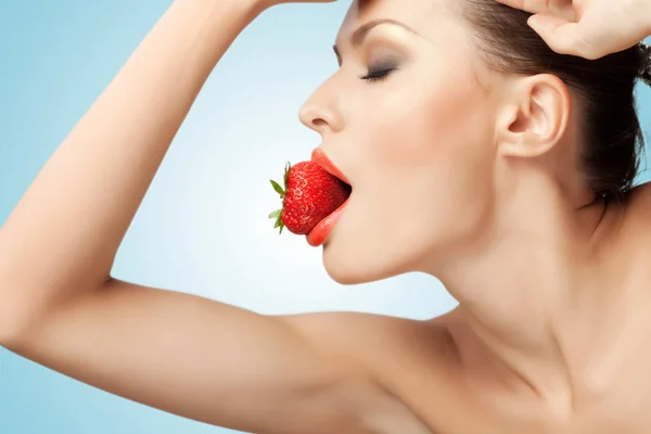 Portrait Nude Sexy Woman Holding Red Ripe Strawberry Her Mouth — Stock Photo, Image