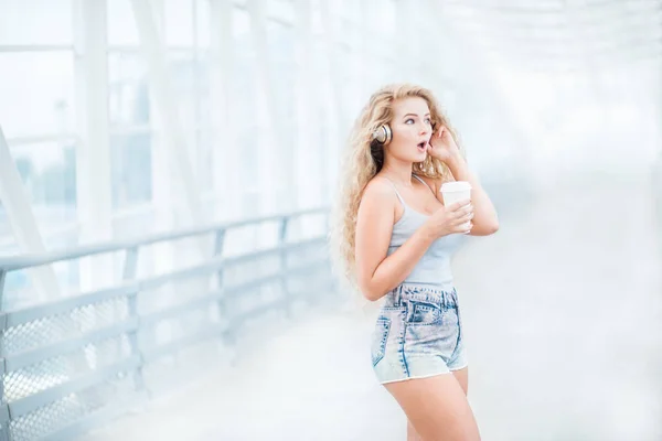 Hermosa Mujer Joven Con Auriculares Música Pie Puente Con Una — Foto de Stock