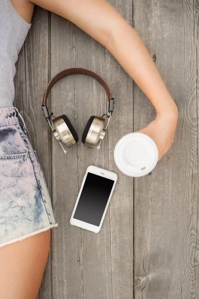 Mulher Bonita Deitada Chão Madeira Com Fones Ouvido Música Smartphone — Fotografia de Stock