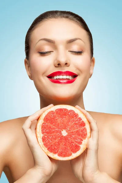 Retrato Criativo Uma Bela Mulher Sorridente Espremendo Uma Toranja Vermelha — Fotografia de Stock