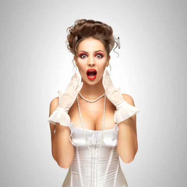 Sposa Pinup Scioccata Sorpresa Corsetto Nuziale Vintage Sfondo Grigio — Foto Stock