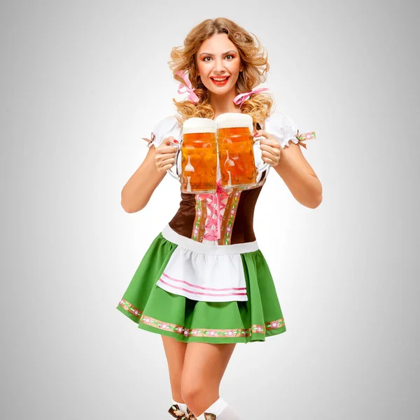 Bella Donna Oktoberfest Indossa Abito Tradizionale Bavarese Dirndl Servire Tazze — Foto Stock