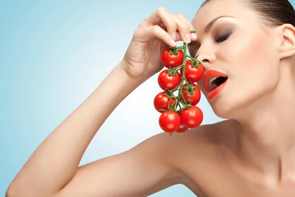 Creative Portrait Beautiful Girl Holding Bunch Cherry Tomatoes Her Mouth — Stock Photo, Image