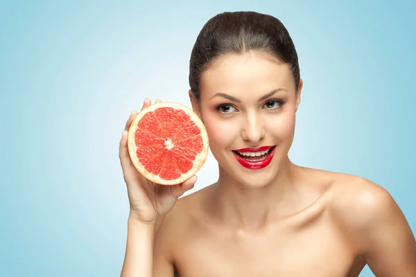 Creative Portrait Beautiful Girl Holding Red Grapefruit Sexually Her Chin — Stock Photo, Image