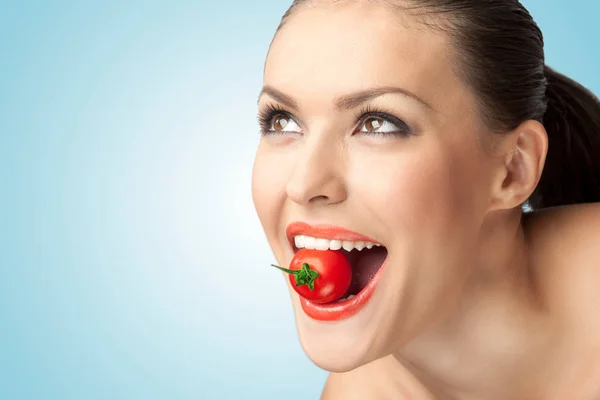 Retrato Criativo Uma Linda Garota Segurando Tomate Cereja Sexualmente Seus — Fotografia de Stock