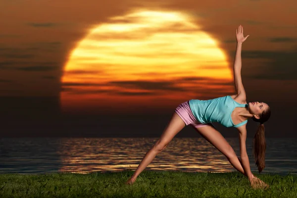 Una Bella Donna Sportiva Che Allena Yoga Sulla Spiaggia All — Foto Stock