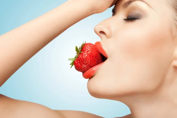 Portrait Nude Sexy Woman Holding Red Ripe Strawberry Her Mouth — Stock Photo, Image