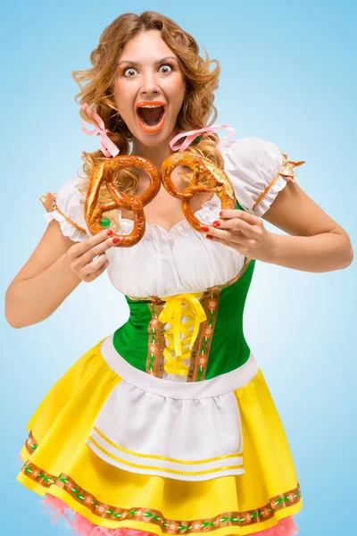 Junge Hungrige Sexy Oktoberfest Frau Trägt Ein Traditionelles Bayerisches Dirndl — Stockfoto