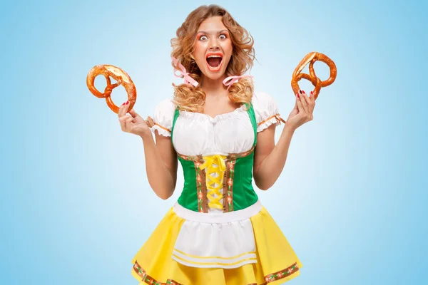 Jonge Sexy Verontwaardigd Oktoberfest Vrouw Dragen Een Traditionele Beierse Jurk — Stockfoto