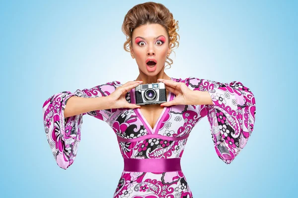 Ретро Фото Изумленной Модной Домохозяйки Хиппи Держащей Старинную Фотокамеру Двумя — стоковое фото