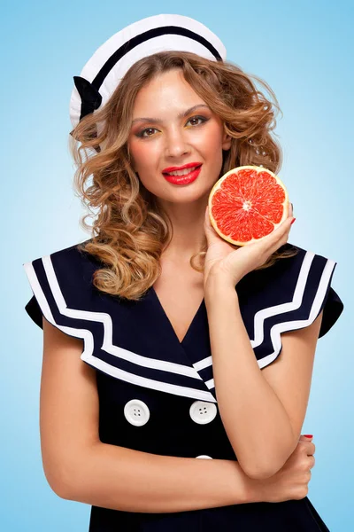 Mulher Bonita Vestido Marinheiro Segurando Uma Toranja Vermelha Tratamento Cuidados — Fotografia de Stock