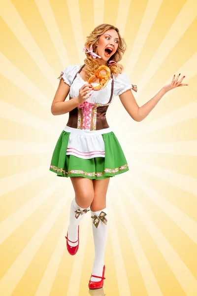 Sexy Oktoberfest Frau Tracht Dirndl Mit Brezel Der Hand Auf — Stockfoto