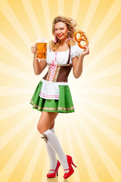 美丽性感的慕尼黑啤酒节女人穿着巴伐利亚传统服饰裙抱着椒盐脆饼和啤酒的杯子 在手上多彩抽象卡通风格背景 — 图库照片