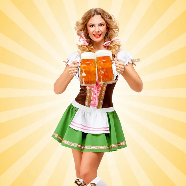 Krásná Sexy Oktoberfest Žena Nosí Tradiční Bavorské Šaty Dirndl Slouží — Stock fotografie