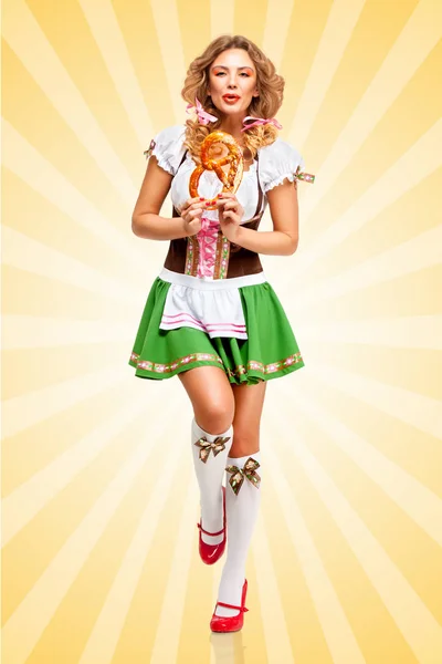 Schöne Fröhliche Tanzende Oktoberfest Frau Tracht Dirndl Hält Eine Brezel — Stockfoto