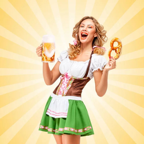 性感的慕尼黑啤酒节服务员穿着传统的巴伐利亚服饰裙抱着椒盐脆饼和啤酒的杯子和笑上多彩抽象卡通风格背景 — 图库照片