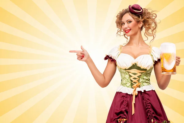 Hermosa Sonriente Sexy Oktoberfest Camarera Con Vestido Bávaro Tradicional Dirndl — Foto de Stock