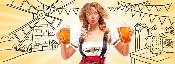 Geleneksel dirndl askısı ile kırmızı jumper şort giyen, yarım yamalak Oktoberfest ve bir fabrikası karşı iki bira bardağı tutan güzel sürpriz seksi bir kadın. Facebook boyutu formatı.