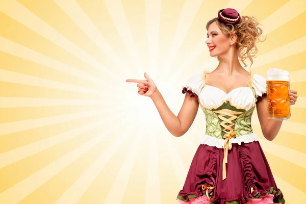 Красивая Улыбающаяся Сексуальная Октоберфест Официантка Традиционном Баварском Платье Dirndl Держа — стоковое фото