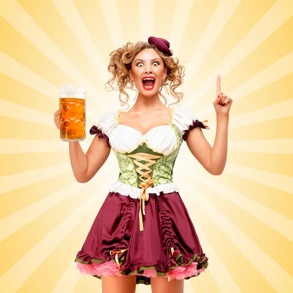 美丽的微笑性感的慕尼黑啤酒节服务员穿着传统巴伐利亚穿裙抱着一大杯啤酒 和跟上多彩抽象卡通风格背景计划 — 图库照片
