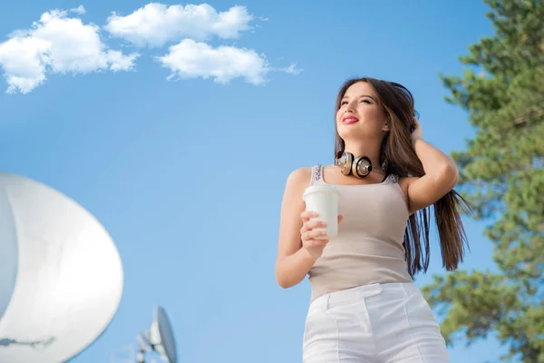 Mujer Joven Feliz Usando Auriculares Música Vintage Alrededor Cuello Sosteniendo —  Fotos de Stock