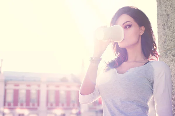 Vacker Ung Kvinna Mot Urban Betongvägg Bakgrund Dricka Kaffe Från — Stockfoto