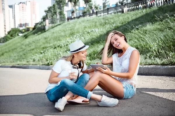Collage Van Mooie Jonge Vrouwen Met Een Koptelefoon Muziek Een — Stockfoto