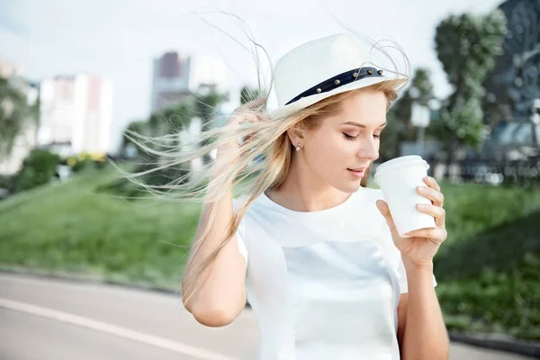 Vacker Ung Kvinna Med Takeaway Kaffekopp Promenader Längs Vägen Dricka — Stockfoto