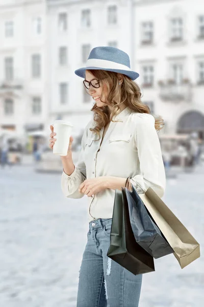 Feliz Joven Mujer Moda Con Bolsas Compras Disfrutando Beber Café — Foto de Stock