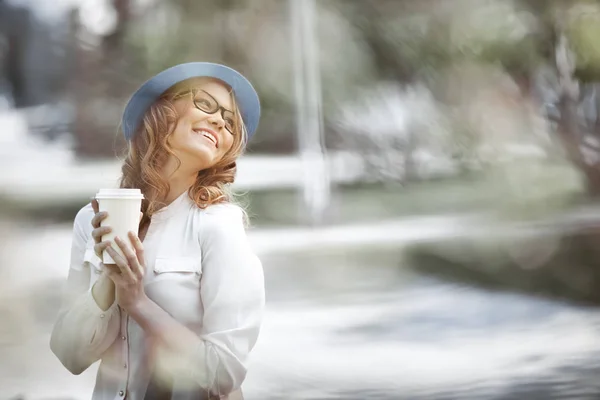 Feliz Joven Mujer Moda Tomando Descanso Café Después Compras Sonriendo — Foto de Stock