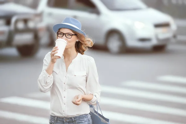 Feliz Joven Estudiante Moda Bebiendo Café Caliente Para Llevar Cruzar — Foto de Stock