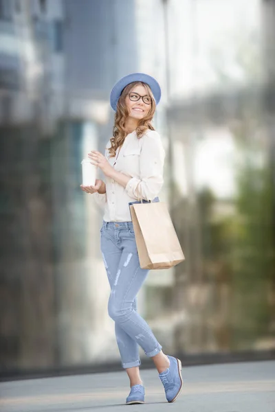 Счастливая Молодая Модная Женщина Пьет Уберите Кофе Стоя Лестнице Пакетами — стоковое фото