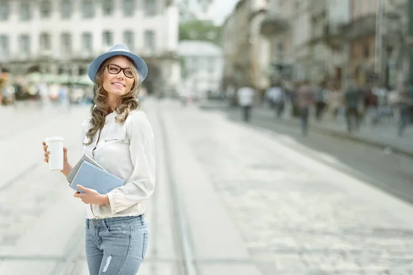 Joyeux Jeune Étudiant Avec Café Emporter Tenant Des Livres Pour — Photo