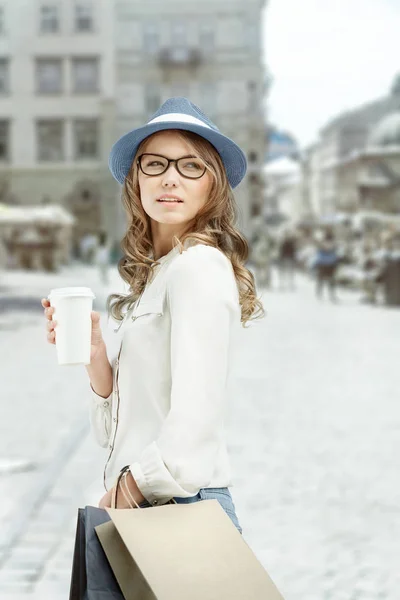 Joven Mujer Moda Con Bolsas Compras Bebiendo Café Después Compras —  Fotos de Stock