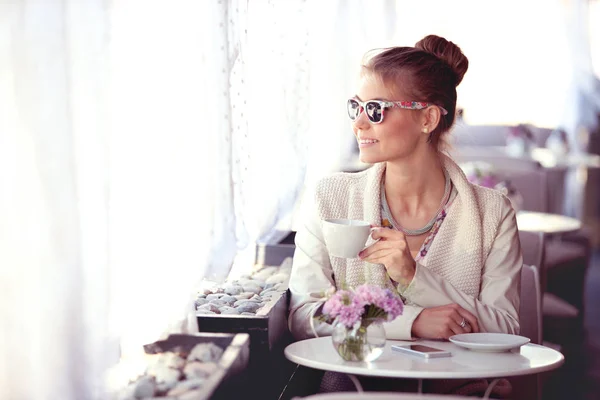 Photo Beautiful Happy Young Woman Smartphone Sunglasses Drinking Hot Tea — Stock Photo, Image