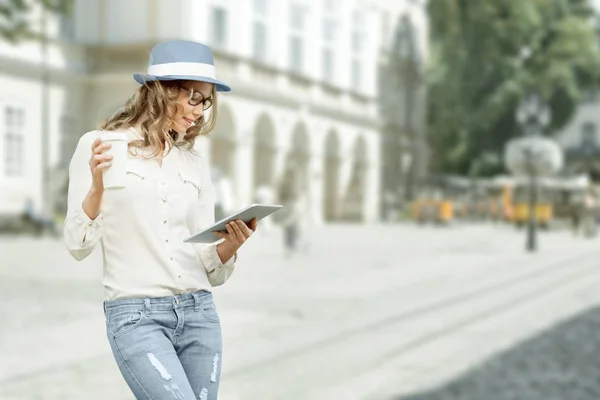 Hermosa Joven Con Una Taza Café Desechable Sosteniendo Tableta Sus — Foto de Stock