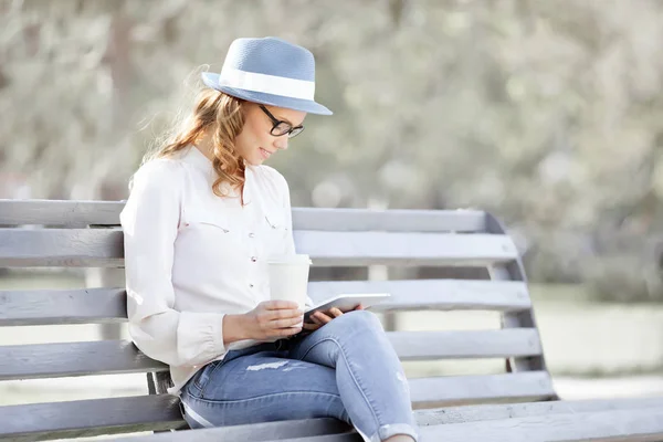 Gelukkige Jonge Student Met Een Tablet Een Wegwerpkoffiekopje Zittend Bank — Stockfoto