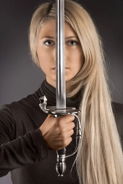 Hermosa Foto Mujer Sosteniendo Espada — Foto de Stock