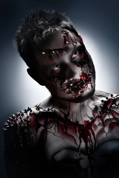 Ett Läskigt Porträtt Piercade Halloween Förtöja Med Blodiga Kroppskonst — Stockfoto