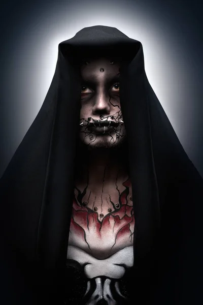 Człowiek Pokryty Kaptur Przerażający Kostium Halloween Mnicha Piercing Tatuaż Darth — Zdjęcie stockowe