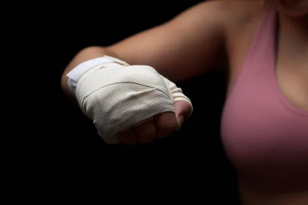 Peleadora Hermosa Forma Preparándose Para Pelea Entrenamiento Sosteniendo Puño Envuelto — Foto de Stock