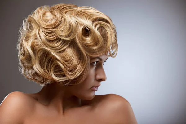 Retro Zdjęcie Zmysłowy Blond Kobieta Kręcone Fryzury Vintage — Zdjęcie stockowe