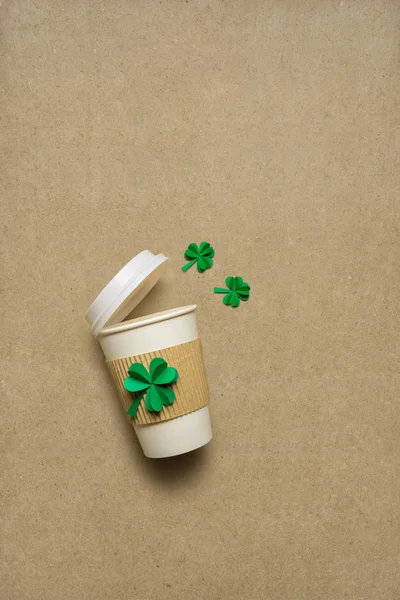 Kreative Patricks Day Konzept Foto Zum Mitnehmen Kaffeetasse Mit Shamrocks — Stockfoto