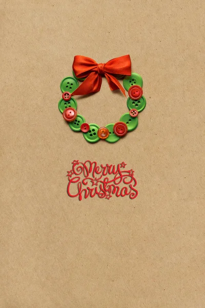 クリスマスの花輪のクリエイティブのコンセプト写真作った茶色の背景のボタンの — ストック写真